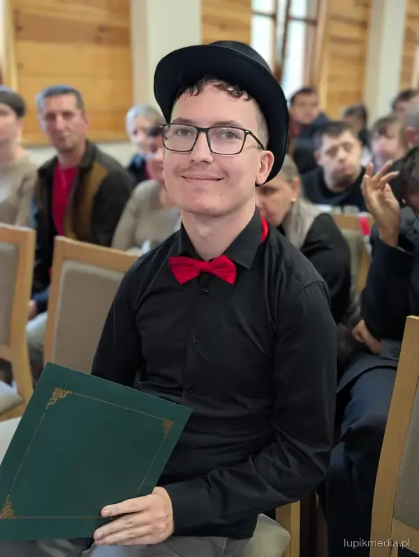 Uczestnik w meloniku i z muszką podczas czytania