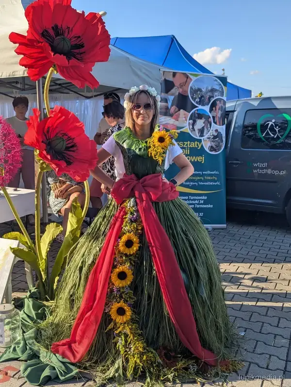 Suknia dożynkowa i maki